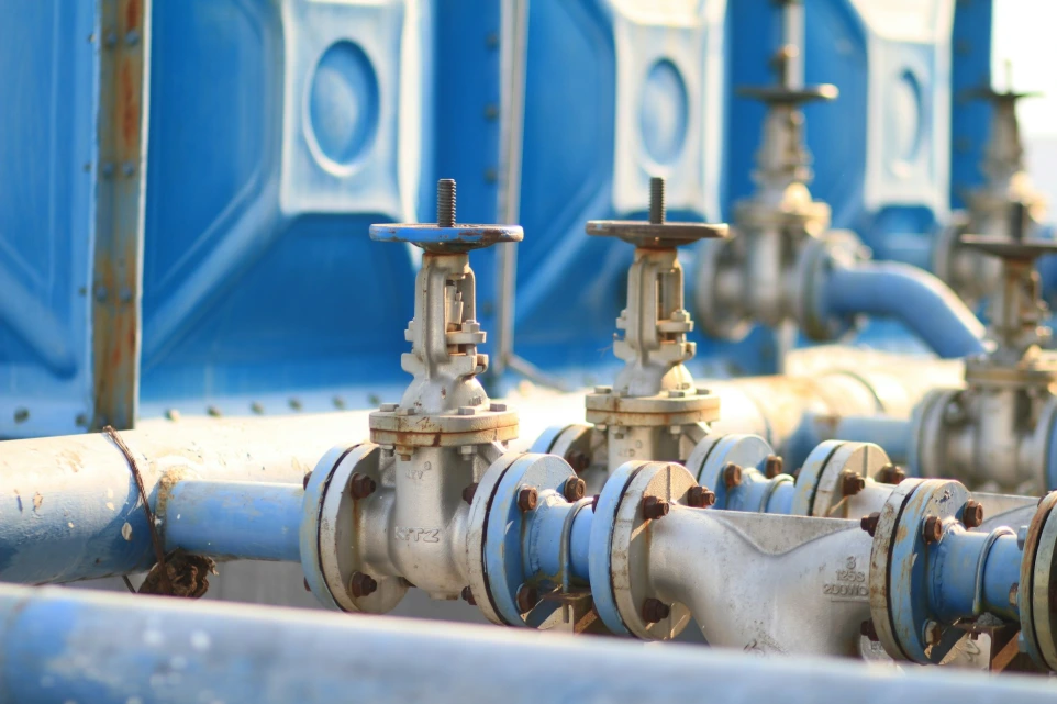 a bunch of pipes that are lined up together